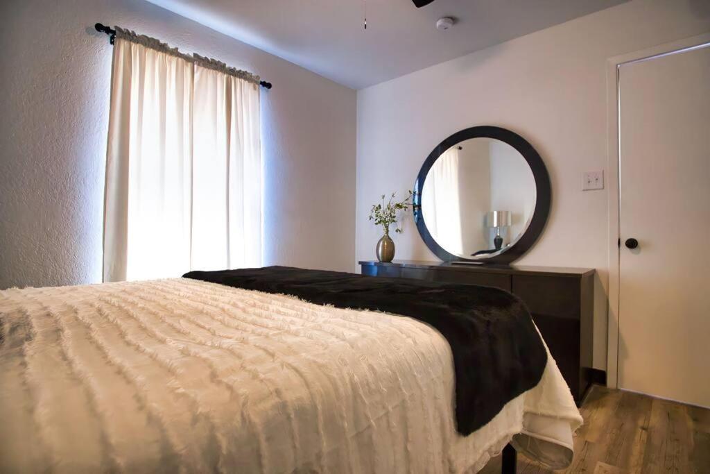 Chic & Cozy 2 Bedroom - 1 Bathroom - Rated Best Eagle Pass Luaran gambar