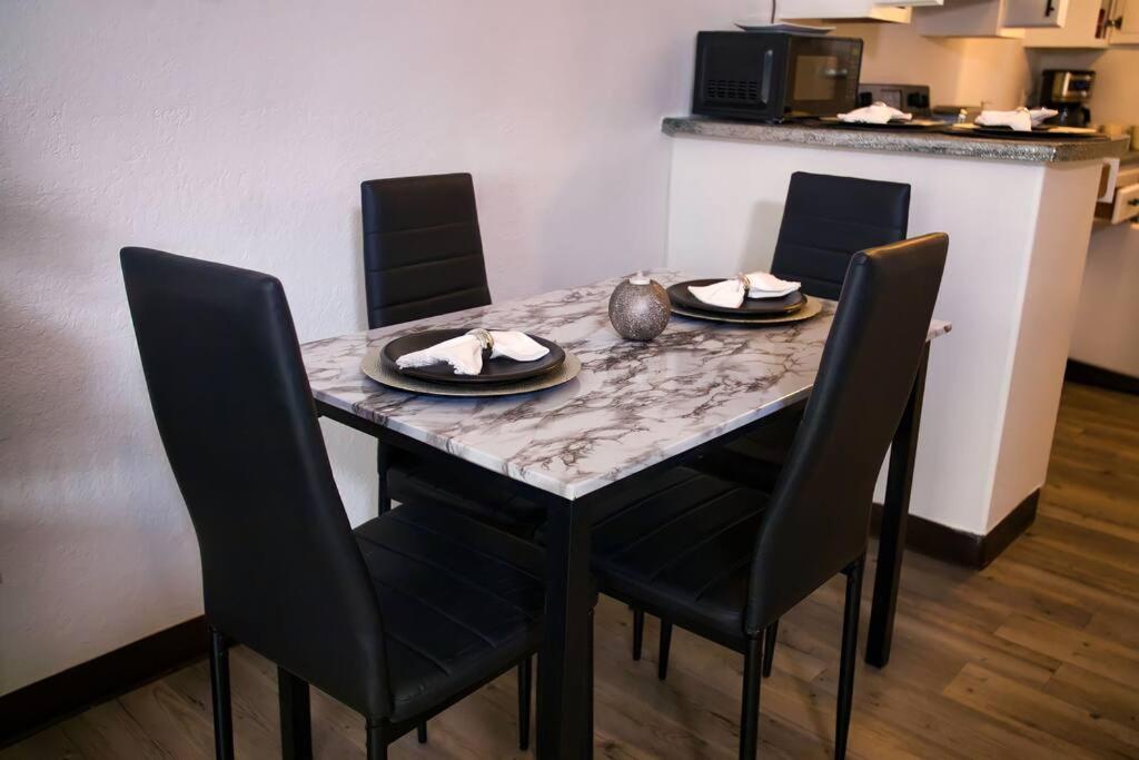 Chic & Cozy 2 Bedroom - 1 Bathroom - Rated Best Eagle Pass Luaran gambar