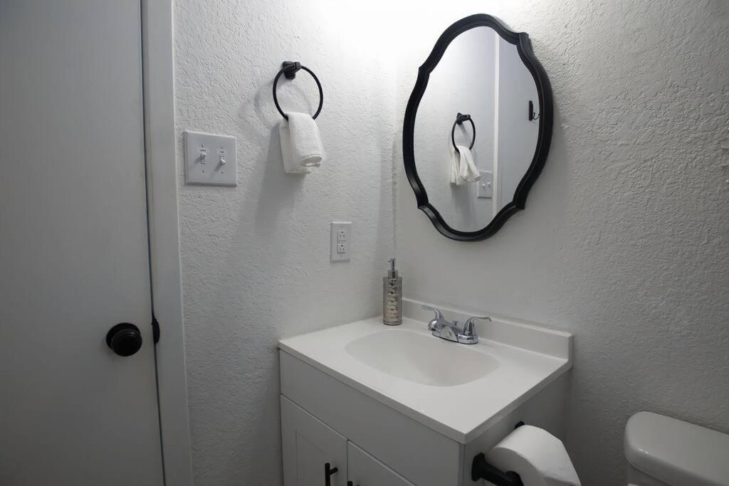 Chic & Cozy 2 Bedroom - 1 Bathroom - Rated Best Eagle Pass Luaran gambar