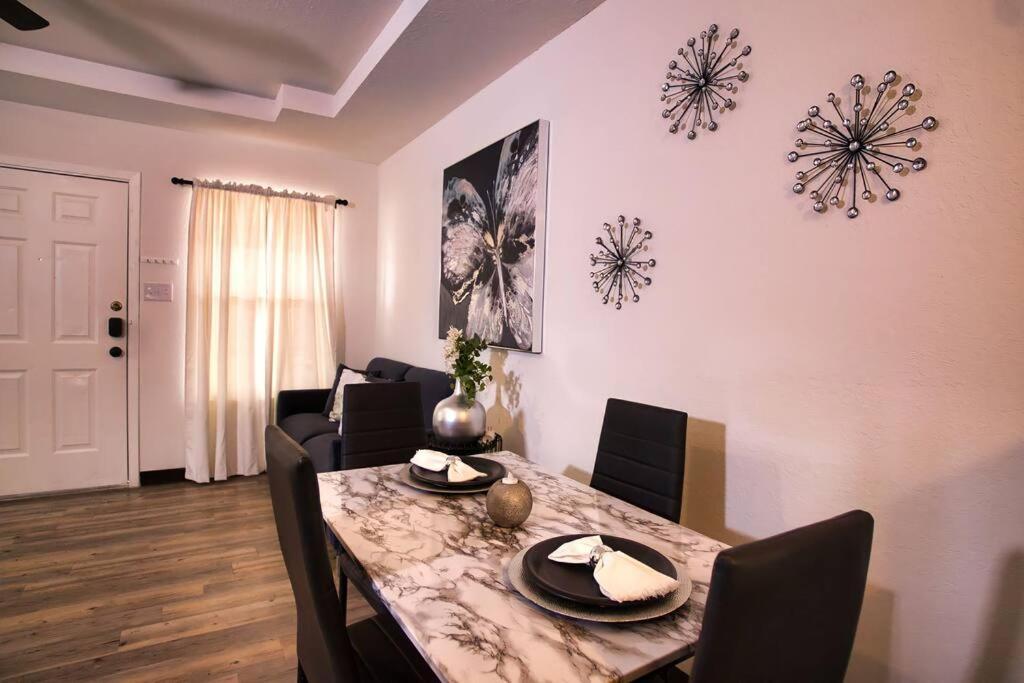 Chic & Cozy 2 Bedroom - 1 Bathroom - Rated Best Eagle Pass Luaran gambar