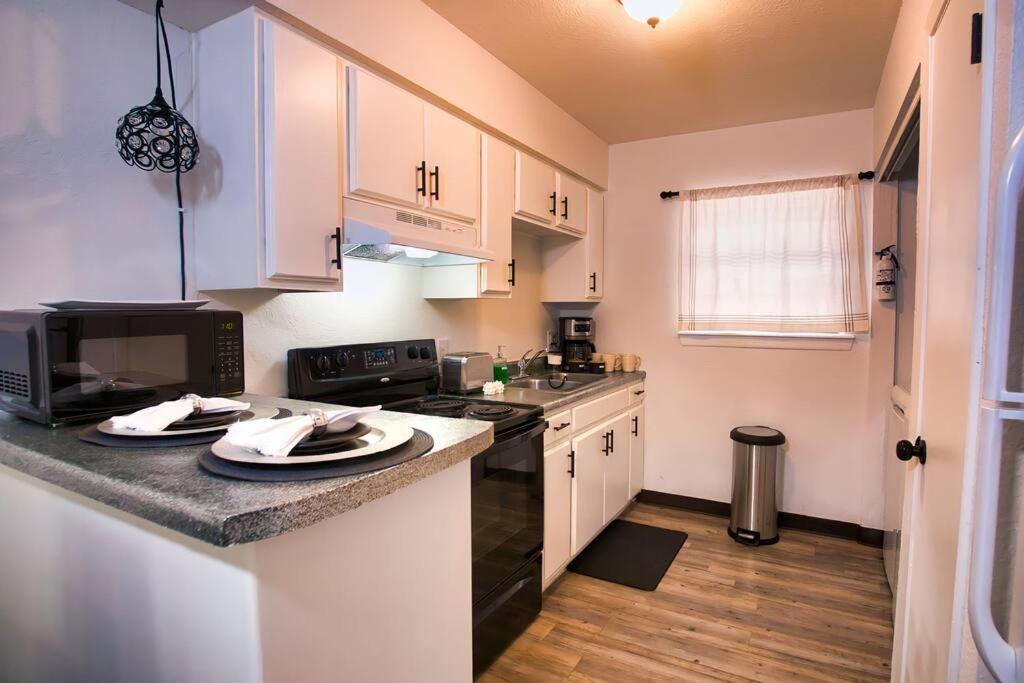 Chic & Cozy 2 Bedroom - 1 Bathroom - Rated Best Eagle Pass Luaran gambar